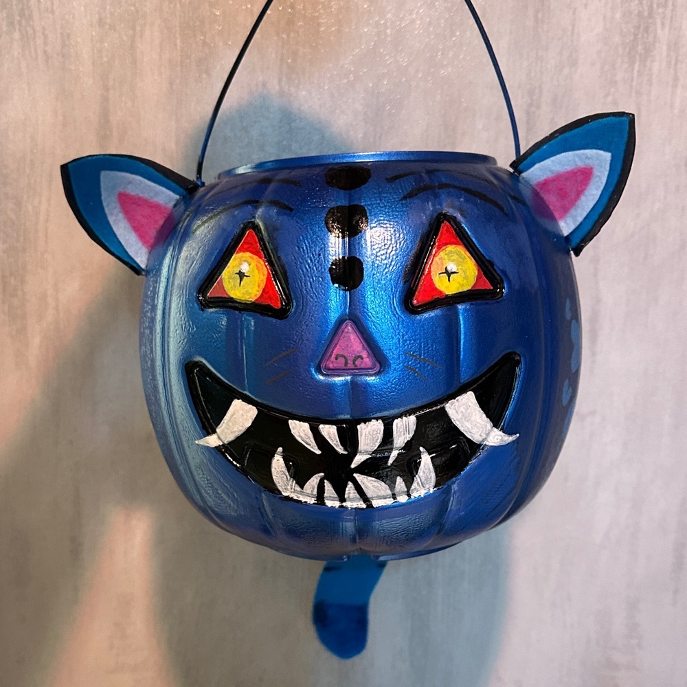 Derpy Tiger K-pop Halloween Bucket
